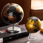 Globus terrestrial en métal noir cuivre au design contemporain - simple