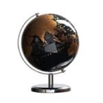Globus ziemski z metalu w czerni i miedzi, współczesna elegancja