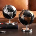 Globus terrestrial en métal noir cuivre au design contemporain - simple