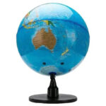 Globalna Dekoracja z Niebieskim Globem i Czarnym Podstawą - simple