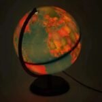 luminescencyjny globus ziemski z drewna dla naturalnego wnetrza simple 649 1
