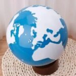 minimalistyczny niebiesko bialy glob ziemski do dekoracji simple 351 1